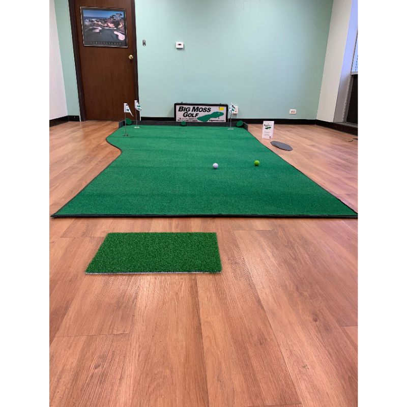 Big Moss Golf Country Club 610 V2 putting green with chipping mat, flag sticks, break pads, and manual.