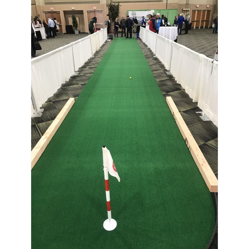 Big Moss Golf Long Putt 30 V2 putting green displayed at a trade show.