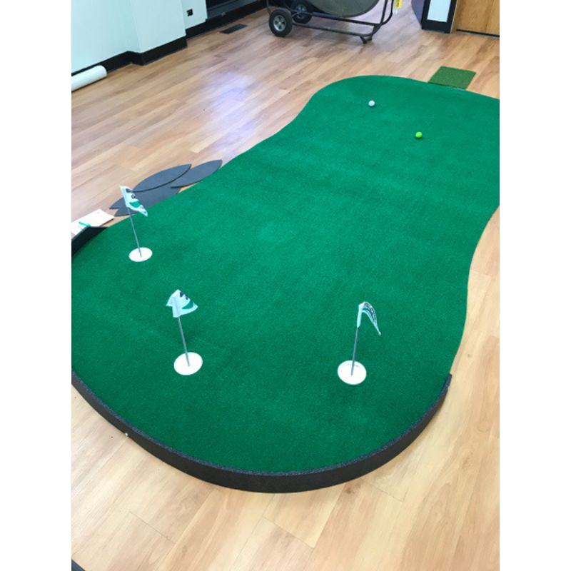 Big Moss Golf The Admiral V2 putting green rear view.