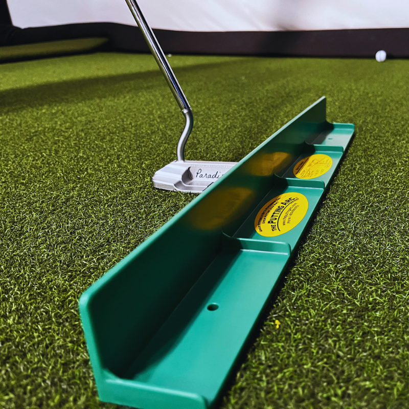 Putting Arc Limited Edition Green T3 side view with putter.