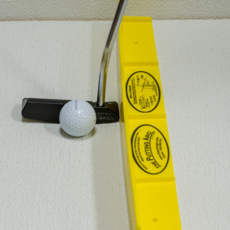 The Putting Arc T3 front view with putter.